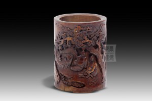 BH-004 竹雕筆筒 -  “松下飼馬聊天圖”